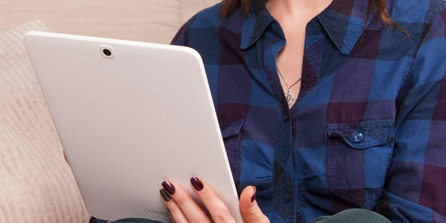 Diverse group of adults in Texas using laptops or tablets to take an online car insurance coverage quiz